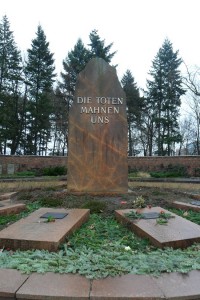 왼 쪽이 칼 리프크네히트, 오른 쪽이 로자 룩셈부르크의 무덤이다. 가운데 비석에는 “죽은 자는 우리를 깨우친다”고 씌어 있다.