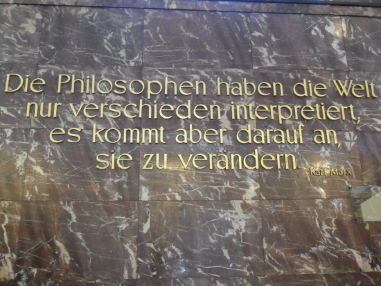 훔볼트 대학교 본관에 전시된 맑스의 포이어바흐 테제.