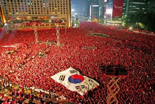 ▲ 1998년 월드컵 당시 서울 광화문에서 응원 중인 붉은 악마ⓒhttp://blog.gwangju2015.kr/trackback/657