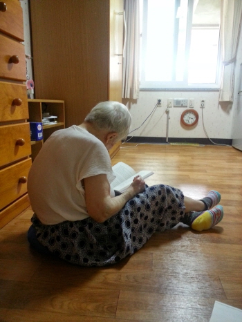 책 읽는 할머니. 